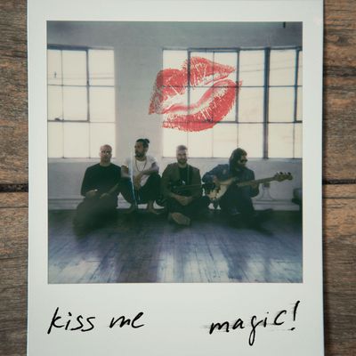Paroles Et Traduction Magic Kiss Me Paroles De Chanson