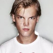 Avicii (Tim Berg ou Tom Hangs)